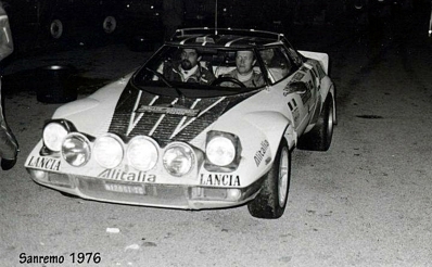 Björn Waldegard - Hans Thorszelius
18º Rally de San Remo 1976. Lancia Stratos HF (TO N12661). Clasificado 1º.

Björn Waldegard estaba harto de las manipulaciones de Fiorio y su favoritismo en favor de Sandro Munari y así­ se lo hizo saber a Fiorio.
Waldegard mandaba el Rallye con 4 segundos de ventaja antes de tomar la salida en el último tramo del Rallye, Fiorio se puso delante del Stratos de Waldegard y lo retuvo durante 4 segundos después de que el comisario le hubiera dado la salida... y que ganara el mejor.... Waldegard ganó por 4 segundos a Munari.

La semana después de todo este jolgorio, Waldegard habló con Peter Ashcroft, director de Ford Motorsport, y firmó con ellos de cara a la temporada 1977. Cuando Fiorio negoció con Björn su contrato para 1977 y éste le dijo que ya habia firmado por Ford se cogió un cabreo monumental eliminando la inscripción de Waldegard para el Tour de Corse, que ya estaba formalizada.
Ashcroft, con su buena nariz en detectar buenas operaciones, se afanó en encontrar un patrocinio y preparar un Escort oficial para Waldegard y poder competir ese mismo año 76 en la última prueba del Mundial, el RAC Rally.

En el Tour de Corse no compitió pero en el RAC sí­ lo hizo ya con el Ford. Su resultado fue quedar por delante (3º) de Sandro Munari (4º a 54s).

Según dicen, Björn Waldegard se acerco a Fiorio al finalizar dicho Rally (RAC) y le dijo:
"Hasta con otro coche os gano"... repito, según dicen...

En una entrevista de primeros de 1980, recién proclamado Campeón del Mundo, Waldegard dijo, respecto a las órdenes de equipo:
"Nunca discuti­ esas órdenes, pero era la forma en que me eran comunicadas lo que no me gustaba".

Del 6 al 9 de Octubre, Sanremo, Imperia, Liguria, Italia.
Superficie: asfalto.

El Rally tenia un total de 1509 km de los que 780 Km divididos en 36 tramos eran especiales, (2 de ellos fueron cancelados SS9 y SS30).

Tomaron la salida 133 equipos, finalizaron 68.
@
Palabras clave: Hans_Thorszelius;Lancia;Stratos;Sanremo;1976