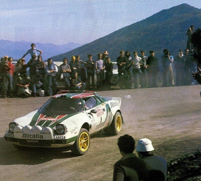 Björn Waldegard - Hans Thorszelius
18º Rally de San Remo 1976. Lancia Stratos HF (TO N12661). Clasificado 1º.

Björn Waldegard estaba harto de las manipulaciones de Fiorio y su favoritismo en favor de Sandro Munari y así­ se lo hizo saber a Fiorio.
Waldegard mandaba el Rallye con 4 segundos de ventaja antes de tomar la salida en el último tramo del Rallye, Fiorio se puso delante del Stratos de Waldegard y lo retuvo durante 4 segundos después de que el comisario le hubiera dado la salida... y que ganara el mejor.... Waldegard ganó por 4 segundos a Munari.

La semana después de todo este jolgorio, Waldegard habló con Peter Ashcroft, director de Ford Motorsport, y firmó con ellos de cara a la temporada 1977. Cuando Fiorio negoció con Björn su contrato para 1977 y éste le dijo que ya habia firmado por Ford se cogió un cabreo monumental eliminando la inscripción de Waldegard para el Tour de Corse, que ya estaba formalizada.
Ashcroft, con su buena nariz en detectar buenas operaciones, se afanó en encontrar un patrocinio y preparar un Escort oficial para Waldegard y poder competir ese mismo año 76 en la última prueba del Mundial, el RAC Rally.

En el Tour de Corse no compitió pero en el RAC sí­ lo hizo ya con el Ford. Su resultado fue quedar por delante (3º) de Sandro Munari (4º a 54s).

Según dicen, Björn Waldegard se acerco a Fiorio al finalizar dicho Rally (RAC) y le dijo:
"Hasta con otro coche os gano"... repito, según dicen...

En una entrevista de primeros de 1980, recién proclamado Campeón del Mundo, Waldegard dijo, respecto a las órdenes de equipo:
"Nunca discuti­ esas órdenes, pero era la forma en que me eran comunicadas lo que no me gustaba".

Del 6 al 9 de Octubre, Sanremo, Imperia, Liguria, Italia.
Superficie: asfalto.

El Rally tenia un total de 1509 km de los que 780 Km divididos en 36 tramos eran especiales, (2 de ellos fueron cancelados SS9 y SS30).

Tomaron la salida 133 equipos, finalizaron 68.
@
Palabras clave: Hans_Thorszelius;Lancia;Stratos;Sanremo;1976