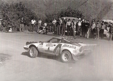 Björn Waldegard - Hans Thorszelius
18º Rally de San Remo 1976. Lancia Stratos HF (TO N12661). Clasificado 1º.

Björn Waldegard estaba harto de las manipulaciones de Fiorio y su favoritismo en favor de Sandro Munari y así­ se lo hizo saber a Fiorio.
Waldegard mandaba el Rallye con 4 segundos de ventaja antes de tomar la salida en el último tramo del Rallye, Fiorio se puso delante del Stratos de Waldegard y lo retuvo durante 4 segundos después de que el comisario le hubiera dado la salida... y que ganara el mejor.... Waldegard ganó por 4 segundos a Munari.

La semana después de todo este jolgorio, Waldegard habló con Peter Ashcroft, director de Ford Motorsport, y firmó con ellos de cara a la temporada 1977. Cuando Fiorio negoció con Björn su contrato para 1977 y éste le dijo que ya habia firmado por Ford se cogió un cabreo monumental eliminando la inscripción de Waldegard para el Tour de Corse, que ya estaba formalizada.
Ashcroft, con su buena nariz en detectar buenas operaciones, se afanó en encontrar un patrocinio y preparar un Escort oficial para Waldegard y poder competir ese mismo año 76 en la última prueba del Mundial, el RAC Rally.

En el Tour de Corse no compitió pero en el RAC sí­ lo hizo ya con el Ford. Su resultado fue quedar por delante (3º) de Sandro Munari (4º a 54s).

Según dicen, Björn Waldegard se acerco a Fiorio al finalizar dicho Rally (RAC) y le dijo:
"Hasta con otro coche os gano"... repito, según dicen...

En una entrevista de primeros de 1980, recién proclamado Campeón del Mundo, Waldegard dijo, respecto a las órdenes de equipo:
"Nunca discuti­ esas órdenes, pero era la forma en que me eran comunicadas lo que no me gustaba".

Del 6 al 9 de Octubre, Sanremo, Imperia, Liguria, Italia.
Superficie: asfalto.

El Rally tenia un total de 1509 km de los que 780 Km divididos en 36 tramos eran especiales, (2 de ellos fueron cancelados SS9 y SS30).

Tomaron la salida 133 equipos, finalizaron 68.
@
Palabras clave: Hans_Thorszelius;Lancia;Stratos;Sanremo;1976