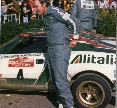 Björn Waldegard - Hans Thorszelius
18º Rally de San Remo 1976. Lancia Stratos HF (TO N12661). Clasificado 1º.

Björn Waldegard estaba harto de las manipulaciones de Fiorio y su favoritismo en favor de Sandro Munari y así­ se lo hizo saber a Fiorio.
Waldegard mandaba el Rallye con 4 segundos de ventaja antes de tomar la salida en el último tramo del Rallye, Fiorio se puso delante del Stratos de Waldegard y lo retuvo durante 4 segundos después de que el comisario le hubiera dado la salida... y que ganara el mejor.... Waldegard ganó por 4 segundos a Munari.

La semana después de todo este jolgorio, Waldegard habló con Peter Ashcroft, director de Ford Motorsport, y firmó con ellos de cara a la temporada 1977. Cuando Fiorio negoció con Björn su contrato para 1977 y éste le dijo que ya habia firmado por Ford se cogió un cabreo monumental eliminando la inscripción de Waldegard para el Tour de Corse, que ya estaba formalizada.
Ashcroft, con su buena nariz en detectar buenas operaciones, se afanó en encontrar un patrocinio y preparar un Escort oficial para Waldegard y poder competir ese mismo año 76 en la última prueba del Mundial, el RAC Rally.

En el Tour de Corse no compitió pero en el RAC sí­ lo hizo ya con el Ford. Su resultado fue quedar por delante (3º) de Sandro Munari (4º a 54s).

Según dicen, Björn Waldegard se acerco a Fiorio al finalizar dicho Rally (RAC) y le dijo:
"Hasta con otro coche os gano"... repito, según dicen...

En una entrevista de primeros de 1980, recién proclamado Campeón del Mundo, Waldegard dijo, respecto a las órdenes de equipo:
"Nunca discuti­ esas órdenes, pero era la forma en que me eran comunicadas lo que no me gustaba".

Del 6 al 9 de Octubre, Sanremo, Imperia, Liguria, Italia.
Superficie: asfalto.

El Rally tenia un total de 1509 km de los que 780 Km divididos en 36 tramos eran especiales, (2 de ellos fueron cancelados SS9 y SS30).

Tomaron la salida 133 equipos, finalizaron 68.
@
Palabras clave: Hans_Thorszelius;Lancia;Stratos;Sanremo;1976;Personajes