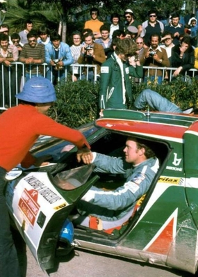 Björn Waldegard - Hans Thorszelius
18º Rally de San Remo 1976. Lancia Stratos HF (TO N12661). Clasificado 1º.

Björn Waldegard estaba harto de las manipulaciones de Fiorio y su favoritismo en favor de Sandro Munari y así­ se lo hizo saber a Fiorio.
Waldegard mandaba el Rallye con 4 segundos de ventaja antes de tomar la salida en el último tramo del Rallye, Fiorio se puso delante del Stratos de Waldegard y lo retuvo durante 4 segundos después de que el comisario le hubiera dado la salida... y que ganara el mejor.... Waldegard ganó por 4 segundos a Munari.

La semana después de todo este jolgorio, Waldegard habló con Peter Ashcroft, director de Ford Motorsport, y firmó con ellos de cara a la temporada 1977. Cuando Fiorio negoció con Björn su contrato para 1977 y éste le dijo que ya habia firmado por Ford se cogió un cabreo monumental eliminando la inscripción de Waldegard para el Tour de Corse, que ya estaba formalizada.
Ashcroft, con su buena nariz en detectar buenas operaciones, se afanó en encontrar un patrocinio y preparar un Escort oficial para Waldegard y poder competir ese mismo año 76 en la última prueba del Mundial, el RAC Rally.

En el Tour de Corse no compitió pero en el RAC sí­ lo hizo ya con el Ford. Su resultado fue quedar por delante (3º) de Sandro Munari (4º a 54s).

Según dicen, Björn Waldegard se acerco a Fiorio al finalizar dicho Rally (RAC) y le dijo:
"Hasta con otro coche os gano"... repito, según dicen...

En una entrevista de primeros de 1980, recién proclamado Campeón del Mundo, Waldegard dijo, respecto a las órdenes de equipo:
"Nunca discuti­ esas órdenes, pero era la forma en que me eran comunicadas lo que no me gustaba".

Del 6 al 9 de Octubre, Sanremo, Imperia, Liguria, Italia.
Superficie: asfalto.

El Rally tenia un total de 1509 km de los que 780 Km divididos en 36 tramos eran especiales, (2 de ellos fueron cancelados SS9 y SS30).

Tomaron la salida 133 equipos, finalizaron 68.
@
Palabras clave: Hans_Thorszelius;Lancia;Stratos;Sanremo;1976;Personajes