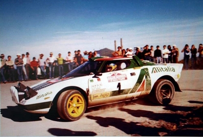 Sandro Munari - Silvio Maiga
18º Rally Sanremo 1976. Lancia Stratos HF (TO N41648). Clasificado 2º.

Del 6 al 9 de Octubre, Sanremo, Imperia, Liguria, Italia.
Superficie: asfalto.

El Rally tenia un total de 1509 km de los que 780 Km divididos en 36 tramos eran especiales, (2 de ellos fueron cancelados SS9 y SS30).

Tomaron la salida 133 equipos, finalizaron 68.@
Palabras clave: Sandro_Munari;Silvio_Maiga;Lancia;Stratos;Sanremo;1976