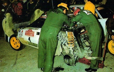 Asistencia del Equipo Lancia en el 18º Rally Sanremo 1976
En el Lancia Stratos HF (TO N41648) de Sandro Munari - Silvio Maiga, clasificado 2º.

Del 6 al 9 de Octubre, Sanremo, Imperia, Liguria, Italia.
Superficie: asfalto.

El Rally tenia un total de 1509 km de los que 780 Km divididos en 36 tramos eran especiales, (2 de ellos fueron cancelados SS9 y SS30).

Tomaron la salida 133 equipos, finalizaron 68.@
Palabras clave: Sandro_Munari;Silvio_Maiga;Lancia;Stratos;Sanremo;1976;Asistencias