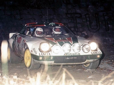 Raffaele (Lele) Pinto - Arnaldo Bernacchini
18º Rally de Sanremo 1976. Lancia Stratos HF (TO L64137). Clasificado 3º.

Del 6 al 9 de Octubre, Sanremo, Imperia, Liguria, Italia.
Superficie: asfalto.

El Rally tenia un total de 1509 km de los que 780 Km divididos en 36 tramos eran especiales, (2 de ellos fueron cancelados SS9 y SS30).

Tomaron la salida 133 equipos, finalizaron 68.@
Palabras clave: Raffaele_Pinto;Lancia;Stratos;Sanremo;1976