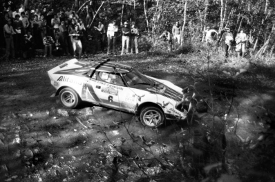 Raffaele (Lele) Pinto - Arnaldo Bernacchini
18º Rally de Sanremo 1976. Lancia Stratos HF (TO L64137). Clasificado 3º.

Del 6 al 9 de Octubre, Sanremo, Imperia, Liguria, Italia.
Superficie: asfalto.

El Rally tenia un total de 1509 km de los que 780 Km divididos en 36 tramos eran especiales, (2 de ellos fueron cancelados SS9 y SS30).

Tomaron la salida 133 equipos, finalizaron 68.@
Palabras clave: Raffaele_Pinto;Lancia;Stratos;Sanremo;1976