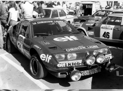 Michèle Mouton - Michèle Espinos-Petit (Biche)
18º Rally San Remo 1976. Alpine-Renault A310 1800 (1280 SU 06). Abandonó por el radiador.

Del 6 al 9 de Octubre, Sanremo, Imperia, Liguria, Italia.
Superficie: asfalto.

El Rally tenia un total de 1509 km de los que 780 Km divididos en 36 tramos eran especiales (2 de ellos fueron cancelados SS9 y SS30).

Tomaron la salida 133 equipos, finalizaron 68.@
Palabras clave: Michele_Mouton;Michèle_Espinosi-Petit;Sanremo;Renault;Alpine;1976
