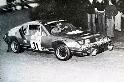 Michèle Mouton - Michèle Espinos-Petit (Biche)
18º Rally San Remo 1976. Alpine-Renault A310 1800 (1280 SU 06). Abandonó por el radiador.

Del 6 al 9 de Octubre, Sanremo, Imperia, Liguria, Italia.
Superficie: asfalto.

El Rally tenia un total de 1509 km de los que 780 Km divididos en 36 tramos eran especiales (2 de ellos fueron cancelados SS9 y SS30).

Tomaron la salida 133 equipos, finalizaron 68.@
Palabras clave: Michele_Mouton;Michèle_Espinosi-Petit;Sanremo;Renault;Alpine;1976