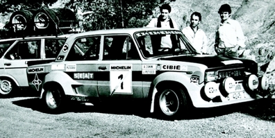 Seat 124 2100 Proto (Gr.5)
1977
Prueba para Autopista tras su última victoria en el Rallye Costa del Sol, dándole otro cetro nacional a Antonio Zanini.

Incorporaba la suspensión independiente trasera del Fiat 124 Spider Abarth, utilizaba el puente trasero y la caja de cambios ZF de relación cerrada con 5 velocidades, el diferencial posterior era de tipo autoblocante tarado al 75%.

El motor estaba desarrollado a partir de un bloque FIAT de 2 litros, elevando su cilindrada hasta los 2.090 c.c. gracias al mayor diámetro de los pistones.

La culata de 4 válvulas por cilindro, aunque estaba fabricada en España, era una copia de las Abarth.

El motor se alimentaba a través de dos carburadores Weber de 45 mm, pero también llegó a utilizar un sistema de inyección electrónica similar al que se montaba en los 131 Abarth y BMW 2002 tii.

Se anunciaba una potencia de 210 cv, pero Zanini asegura que en el mejor de los casos se obtení­an 190.

Con un peso muy contenido de apenas 1.000 kilos, era muy competitivo frente a los Porsche 911, Lancia Stratos, Renault Alpine de la época.
Palabras clave: Seat;Proto;1977