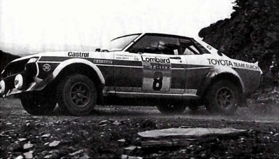 Hannu Mikkola - Arne Hertz
26º Lombard RAC Rally 1977. Toyota Celica RA21 (BYC-885). Clasificado 2º.

Del 20 al 24 de Noviembre, London, York, Inglaterra.
Superficie: tierra - asfalto.

El Rally tenia un total de 3069 km de los que 674.45 km divididos en 69 tramos eran especiales, (2 de ellas fueron canceladas SS54 Cardrona de 9,66 Km y SS56 Elibank de 6,44 Km).

Tomaron la salida 182 equipos, finalizaron 67.@
Palabras clave: ;Toyota;Celica;Gran_Bretaña;1977;RAC_Rally;Inglaterra