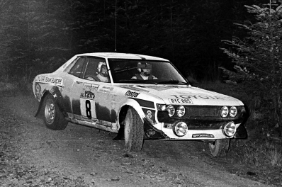 Hannu Mikkola - Arne Hertz
26º Lombard RAC Rally 1977. Toyota Celica RA21 (BYC-885). Clasificado 2º.

Del 20 al 24 de Noviembre, London, York, Inglaterra.
Superficie: tierra - asfalto.

El Rally tenia un total de 3069 km de los que 674.45 km divididos en 69 tramos eran especiales, (2 de ellas fueron canceladas SS54 Cardrona de 9,66 Km y SS56 Elibank de 6,44 Km).

Tomaron la salida 182 equipos, finalizaron 67.@

Palabras clave: ;Toyota;Celica;Gran_Bretaña;1977;RAC_Rally;Inglaterra