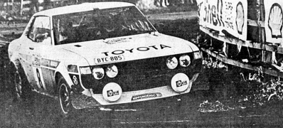 Hannu Mikkola - Arne Hertz
26º Lombard RAC Rally 1977. Toyota Celica RA21 (BYC-885). Clasificado 2º.

Del 20 al 24 de Noviembre, London, York, Inglaterra.
Superficie: tierra - asfalto.

El Rally tenia un total de 3069 km de los que 674.45 km divididos en 69 tramos eran especiales, (2 de ellas fueron canceladas SS54 Cardrona de 9,66 Km y SS56 Elibank de 6,44 Km).

Tomaron la salida 182 equipos, finalizaron 67.@
Palabras clave: ;Toyota;Celica;Gran_Bretaña;1977;RAC_Rally;Inglaterra