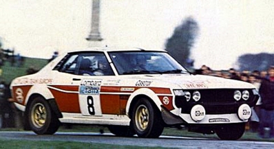 Hannu Mikkola - Arne Hertz
26º Lombard RAC Rally 1977. Toyota Celica RA21 (BYC-885). Clasificado 2º.

Del 20 al 24 de Noviembre, London, York, Inglaterra.
Superficie: tierra - asfalto.

El Rally tenia un total de 3069 km de los que 674.45 km divididos en 69 tramos eran especiales, (2 de ellas fueron canceladas SS54 Cardrona de 9,66 Km y SS56 Elibank de 6,44 Km).

Tomaron la salida 182 equipos, finalizaron 67.@
Palabras clave: ;Toyota;Celica;Gran_Bretaña;1977;RAC_Rally;Inglaterra