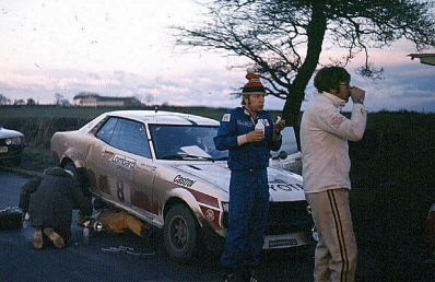 Hannu Mikkola - Arne Hertz
26º Lombard RAC Rally 1977. Toyota Celica RA21 (BYC-885). Clasificado 2º.

Del 20 al 24 de Noviembre, London, York, Inglaterra.
Superficie: tierra - asfalto.

El Rally tenia un total de 3069 km de los que 674.45 km divididos en 69 tramos eran especiales, (2 de ellas fueron canceladas SS54 Cardrona de 9,66 Km y SS56 Elibank de 6,44 Km).

Tomaron la salida 182 equipos, finalizaron 67.@
Palabras clave: ;Toyota;Celica;Gran_Bretaña;1977;RAC_Rally;Inglaterra