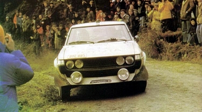 Hannu Mikkola - Arne Hertz
26º Lombard RAC Rally 1977. Toyota Celica RA21 (BYC-885). Clasificado 2º.

Del 20 al 24 de Noviembre, London, York, Inglaterra.
Superficie: tierra - asfalto.

El Rally tenia un total de 3069 km de los que 674.45 km divididos en 69 tramos eran especiales, (2 de ellas fueron canceladas SS54 Cardrona de 9,66 Km y SS56 Elibank de 6,44 Km).

Tomaron la salida 182 equipos, finalizaron 67.@
Palabras clave: ;Toyota;Celica;Gran_Bretaña;1977;RAC_Rally;Inglaterra