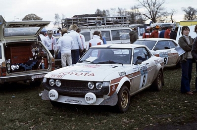 Hannu Mikkola - Arne Hertz
26º Lombard RAC Rally 1977. Toyota Celica RA21 (BYC-885). Clasificado 2º.

Del 20 al 24 de Noviembre, London, York, Inglaterra.
Superficie: tierra - asfalto.

El Rally tenia un total de 3069 km de los que 674.45 km divididos en 69 tramos eran especiales, (2 de ellas fueron canceladas SS54 Cardrona de 9,66 Km y SS56 Elibank de 6,44 Km).

Tomaron la salida 182 equipos, finalizaron 67.@
Palabras clave: ;Toyota;Celica;Gran_Bretaña;1977;RAC_Rally;Inglaterra