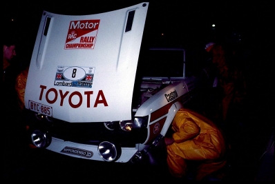 Hannu Mikkola - Arne Hertz
26º Lombard RAC Rally 1977. Toyota Celica RA21 (BYC-885). Clasificado 2º.

Del 20 al 24 de Noviembre, London, York, Inglaterra.
Superficie: tierra - asfalto.

El Rally tenia un total de 3069 km de los que 674.45 km divididos en 69 tramos eran especiales, (2 de ellas fueron canceladas SS54 Cardrona de 9,66 Km y SS56 Elibank de 6,44 Km).

Tomaron la salida 182 equipos, finalizaron 67.@
Palabras clave: ;Toyota;Celica;Gran_Bretaña;1977;RAC_Rally;Asistencias;Inglaterra