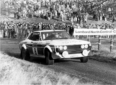 Hannu Mikkola - Arne Hertz
26º Lombard RAC Rally 1977. Toyota Celica RA21 (BYC-885). Clasificado 2º.

Del 20 al 24 de Noviembre, London, York, Inglaterra.
Superficie: tierra - asfalto.

El Rally tenia un total de 3069 km de los que 674.45 km divididos en 69 tramos eran especiales, (2 de ellas fueron canceladas SS54 Cardrona de 9,66 Km y SS56 Elibank de 6,44 Km).

Tomaron la salida 182 equipos, finalizaron 67.@
Palabras clave: ;Toyota;Celica;Gran_Bretaña;1977;RAC_Rally;Inglaterra