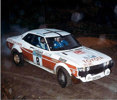 Hannu Mikkola - Arne Hertz
26º Lombard RAC Rally 1977. Toyota Celica RA21 (BYC-885). Clasificado 2º.

Del 20 al 24 de Noviembre, London, York, Inglaterra.
Superficie: tierra - asfalto.

El Rally tenia un total de 3069 km de los que 674.45 km divididos en 69 tramos eran especiales, (2 de ellas fueron canceladas SS54 Cardrona de 9,66 Km y SS56 Elibank de 6,44 Km).

Tomaron la salida 182 equipos, finalizaron 67.@
Palabras clave: ;Toyota;Celica;Gran_Bretaña;1977;RAC_Rally;Inglaterra