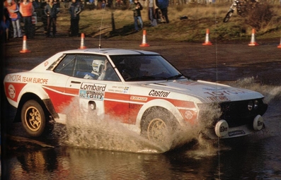 Hannu Mikkola - Arne Hertz
26º Lombard RAC Rally 1977. Toyota Celica RA21 (BYC-885). Clasificado 2º.

Del 20 al 24 de Noviembre, London, York, Inglaterra.
Superficie: tierra - asfalto.

El Rally tenia un total de 3069 km de los que 674.45 km divididos en 69 tramos eran especiales, (2 de ellas fueron canceladas SS54 Cardrona de 9,66 Km y SS56 Elibank de 6,44 Km).

Tomaron la salida 182 equipos, finalizaron 67.@
Palabras clave: ;Toyota;Celica;Gran_Bretaña;1977;RAC_Rally;Inglaterra