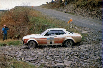 Hannu Mikkola - Arne Hertz
26º Lombard RAC Rally 1977. Toyota Celica RA21 (BYC-885). Clasificado 2º.

Del 20 al 24 de Noviembre, London, York, Inglaterra.
Superficie: tierra - asfalto.

El Rally tenia un total de 3069 km de los que 674.45 km divididos en 69 tramos eran especiales, (2 de ellas fueron canceladas SS54 Cardrona de 9,66 Km y SS56 Elibank de 6,44 Km).

Tomaron la salida 182 equipos, finalizaron 67.@
Palabras clave: ;Toyota;Celica;Gran_Bretaña;1977;RAC_Rally;Inglaterra