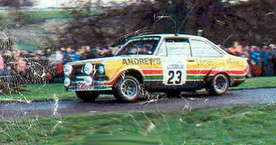 Russell Brookes - John Brown
26º Lombard RAC Rally 1977. Ford Escort RS1800 MKII (STW 129R). Clasificado 3º.

Del 20 al 24 de Noviembre, London, York, Inglaterra.
Superficie: tierra - asfalto.

El Rally tenia un total de 3069 km de los que 674.45 km divididos en 69 tramos eran especiales, (2 de ellas fueron canceladas SS54 Cardrona de 9,66 Km y SS56 Elibank de 6,44 Km).

Tomaron la salida 182 equipos, finalizaron 67.@
Palabras clave: ;Ford;Escort;MKII;MKII;Gran_Bretaña;RAC_Rally;1977;Inglaterra