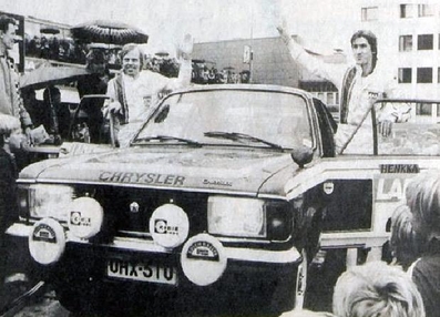 Henri Toivonen - Antero Lindqvist
27º Jyväskylän Suurajot - Rally of the 1000 Lakes 1977. Chrysler Avenger (UHX-510).

Clasificado 5º por detrás de pilotos como Bjorn Waldegard 3º (Ford Escort RS 1800 MKII) a 16' 03" ó como de Timo Salonen 2º (Fiat 131 Abarth) a 21' 09".

Y por delante de pilotos que abandonaron por diferentes causas y/o problemas como Markku Alén, Pentti Airikkala, Stig Blomqvist, Hannu Mikkola, Ari Vatanen, Simo Lampinen, Timo Makinen, Per Eklund, Leo Kinnunen... Henri tenía 21 años.

Del 26 al 27 de Agosto, Jyväskylä, Finlandia.
Superficie: tierra.

El Rally tenia un total de 1484 km de los que 452.90 km divididos en 46 tramos eran especiales, (uno de ellos fue cancelado SS14 Vaarinmaja).

Se inscribieron 102 equipos, tomaron la salida 99, finalizaron 44.
@
Palabras clave: Henri_Toivonen;Chrysler;Avenger;Finlandia;1977;Personajes;Parque_cerrado