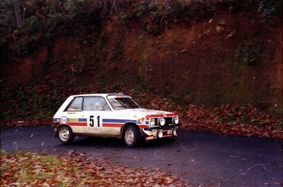 Jean-Claude Lefebvre - Jean Todt
21º Tour de Corse 1977. Peugeot 104 ZS (885 BHJ 75). Clasificado 10º.

Del 5 al 6 de Noviembre, Ajaccio, Córcega; Francia.
Superficie: asfalto.

El Rally tenia un total de 1350 km de los que 645.80 km divididos en 13 tramos eran especiales.

1ª ETAPA
SS1 Tavera - Bastelica 17.10 km
SS2 Coti - Chiavari 14.80 km
SS3 Acqua d'Oria - Stiliccione 16.50 km
SS4 Muratello - Orone 21.60 kM
SS5 Quenza - Prunelli 131.30 km
SS6 Kamiesh - Zonza 38.50 km
SS7 Olivese - Bains de Guitera 10.10 km
Total etapal 249.90 km

2ª ETAPA
SS8 Palneca - Ghisoni 34.70 km
SS9 St Antoine - Pont St Laurent 97.60 km
SS10 Ponte Nuovo - Teddia 97.40 km
SS11 Talasani - La Porta 24.90 km
SS12 Casta - Pietra Moneta 17.00 km
SS13 Calvi - Vico 124.30 km

Total etapal 395.90 km
Total evento 645.80 km

Se inscribieron 134 equipos, tomaron la salida 120, finalizaron 32.
@
Palabras clave: Jean_Todt;Peugeot;Corse;Corcega;1977