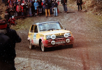 Jean Ragnotti - Jean-Marc Andrié
26º Lombard RAC Rally 1977. Renault 5 Alpine (2529 JR 76). Abandonó por el eje de transmisión en SS34 Dyfnant de 9.66 Km.

Del 20 al 24 de Noviembre, London, York, Inglaterra.
Superficie: tierra - asfalto.

El Rally tenia un total de 3069 km de los que 674.45 km divididos en 69 tramos eran especiales, (2 de ellas fueron canceladas SS54 Cardrona de 9,66 Km y SS56 Elibank de 6,44 Km).

Tomaron la salida 182 equipos, finalizaron 67.@
Palabras clave: ;Alpine;Renault;Gran_Bretaña;1977;RAC_Rally