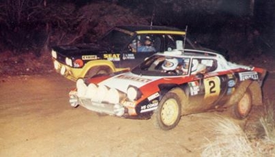 26º Rallye Costa Brava 1978
En primera lí­nea de imagen, el Lancia Stratos HF (TO L64137) de Tony Carello - Maurizio Perissinot, clasificado 1º, adelantando a Antonio Zanini - Juan-Jose Petisco con el Fiat 131 Abarth (B-9903-R-2) clasificado 2º.
La tracción del Lancia era mucho mejor que la del Fiat en terreno embarrado.

PHOTO En el tramo "El Sobirà".

Del 17 al 19 de Febrero.
Superficie: asfalto - tierra con 339.40 km cronometrados.

Tomaron la salida 88 equipos, finalizaron 25.@
Palabras clave: ;Tony_Carello;Fiat;Lancia;Costa_Brava;Catalunya;1979