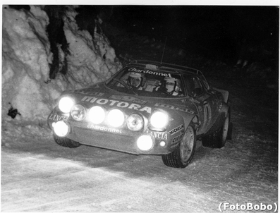 Bernard Darniche - Alain Mahé
47º Rallye Automobile de Monte-Carlo 1979. Lancia Stratos HF (TO R06880). Clasificado 1º.
Team Chardonnet

Del 20 al 26 de Enero, Monte-Carlo.
Superficie: asfalto - nieve - hielo.

El Rally tenia un total de 2554.00 km de los que 619.00 km divididos en 30 tramos eran especiales (1 de ellos fue cancelado SS13 St Barthelemy de 19 Km).

Se inscribieron 255 equipos, tomaron la salida 233, finalizaron 84.

© Alberto Anam
@
Palabras clave: Lancia;Stratos;Montecarlo;1979