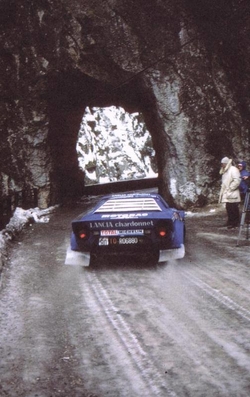 Bernard Darniche - Alain Mahé
47º Rallye Automobile de Monte-Carlo 1979. Lancia Stratos HF (TO R06880). Clasificado 1º.
Team Chardonnet

Del 20 al 26 de Enero, Monte-Carlo.
Superficie: asfalto - nieve - hielo.

El Rally tenia un total de 2554.00 km de los que 619.00 km divididos en 30 tramos eran especiales (1 de ellos fue cancelado SS13 St Barthelemy de 19 Km).

Se inscribieron 255 equipos, tomaron la salida 233, finalizaron 84.@
Palabras clave: Lancia;Stratos;Montecarlo;1979
