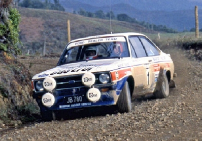 Hannu Mikkola - Arne Hertz
10º Motogard Rally of New Zealand 1979. Ford Escort RS1800 MKII (JB 780). Clasificado 1º.

Del 14 al 18 de Julio, Auckland.
Superficie: asfalto - tierra.

El Rally tenia un total de 2016.00 km de los que 672.00 km divididos en 42 tramos eran especiales (2 de ellas fueron canceladas SS7 y SS41).

Se inscribieron 83 equipos, tomaron la salida 82, finalizaron 37.@
Palabras clave: ;Ford;Escort;MKII;MKII;Nueva_Zelanda;1979