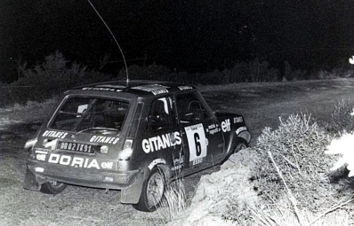 Jean Ragnotti - Jean-Marc Andrie
23º Tour de Corse 1979. Renault 5 Alpine (8002 TK 91). Clasificado 2º.

ANECDOTA
En la última asistencia, de noche, Darniche (que quedó primero en el Rally) y Ragnotti, pararon para salir al último tramo. Cambiaron gomas y salieron en dirección al tramo. 

Al poco de salir, Darniche escuchó un ruido sospechoso al acelerar, un claqueteo como si hubiera picado una biela. Darniche aceleró dos o tres veces más y el claqueteo se repitió.
Pensando que el motor no aguantaría y que perdería un rally más que ganado, paró en una cuneta para echar un vistazo al motor y el R5 de Ragnotti paró detrás. 

Cuando Darniche se apeó del Stratos se encontró a Ragnotti subido al capó trasero del Stratos con una llave inglesa en una mano y con la otra agarrado a la “persiana” trasera del Stratos partiéndose de risa. En el R5 de Ragnotti estaba al volante su copiloto, Jean-Marc Andrie que iluminaba la escena...

Irrepetible Jeannot !

Del 2 al 4 de Noviembre, Ajaccio, Córcega, Francia.
Superficie: asfalto.

El Rally tenia un total de 2040.00 km de los que 1128.90 km divididos en 22 tramos eran especiales.

Se inscribieron 125 equipos, tomaron la salida 112, finalizaron 14.@

Palabras clave: ;Renault;Alpine;Corse;Corcega;1979