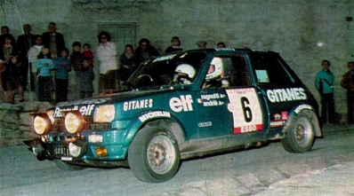 Jean Ragnotti - Jean-Marc Andrie
23º Tour de Corse 1979. Renault 5 Alpine (8002 TK 91). Clasificado 2º.

ANECDOTA
En la última asistencia, de noche, Darniche (que quedó primero en el Rally) y Ragnotti, pararon para salir al último tramo. Cambiaron gomas y salieron en dirección al tramo. 

Al poco de salir, Darniche escuchó un ruido sospechoso al acelerar, un claqueteo como si hubiera picado una biela. Darniche aceleró dos o tres veces más y el claqueteo se repitió.
Pensando que el motor no aguantaría y que perdería un rally más que ganado, paró en una cuneta para echar un vistazo al motor y el R5 de Ragnotti paró detrás. 

Cuando Darniche se apeó del Stratos se encontró a Ragnotti subido al capó trasero del Stratos con una llave inglesa en una mano y con la otra agarrado a la “persiana” trasera del Stratos partiéndose de risa. En el R5 de Ragnotti estaba al volante su copiloto, Jean-Marc Andrie que iluminaba la escena...

Irrepetible Jeannot !

Del 2 al 4 de Noviembre, Ajaccio, Córcega, Francia.
Superficie: asfalto.

El Rally tenia un total de 2040.00 km de los que 1128.90 km divididos en 22 tramos eran especiales.

Se inscribieron 125 equipos, tomaron la salida 112, finalizaron 14.@

Palabras clave: ;Renault;Alpine;Corse;Corcega;1979