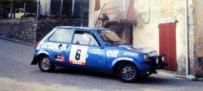 Jean Ragnotti - Jean-Marc Andrie
23º Tour de Corse 1979. Renault 5 Alpine (8002 TK 91). Clasificado 2º.

ANECDOTA
En la última asistencia, de noche, Darniche (que quedó primero en el Rally) y Ragnotti, pararon para salir al último tramo. Cambiaron gomas y salieron en dirección al tramo. 

Al poco de salir, Darniche escuchó un ruido sospechoso al acelerar, un claqueteo como si hubiera picado una biela. Darniche aceleró dos o tres veces más y el claqueteo se repitió.
Pensando que el motor no aguantaría y que perdería un rally más que ganado, paró en una cuneta para echar un vistazo al motor y el R5 de Ragnotti paró detrás. 

Cuando Darniche se apeó del Stratos se encontró a Ragnotti subido al capó trasero del Stratos con una llave inglesa en una mano y con la otra agarrado a la “persiana” trasera del Stratos partiéndose de risa. En el R5 de Ragnotti estaba al volante su copiloto, Jean-Marc Andrie que iluminaba la escena...

Irrepetible Jeannot !

Del 2 al 4 de Noviembre, Ajaccio, Córcega, Francia.
Superficie: asfalto.

El Rally tenia un total de 2040.00 km de los que 1128.90 km divididos en 22 tramos eran especiales.

Se inscribieron 125 equipos, tomaron la salida 112, finalizaron 14.@

Palabras clave: ;Renault;Alpine;Corse;Corcega;1979
