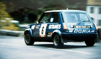 Jean Ragnotti - Jean-Marc Andrie
23º Tour de Corse 1979. Renault 5 Alpine (8002 TK 91). Clasificado 2º.

ANECDOTA
En la última asistencia, de noche, Darniche (que quedó primero en el Rally) y Ragnotti, pararon para salir al último tramo. Cambiaron gomas y salieron en dirección al tramo. 

Al poco de salir, Darniche escuchó un ruido sospechoso al acelerar, un claqueteo como si hubiera picado una biela. Darniche aceleró dos o tres veces más y el claqueteo se repitió.
Pensando que el motor no aguantaría y que perdería un rally más que ganado, paró en una cuneta para echar un vistazo al motor y el R5 de Ragnotti paró detrás. 

Cuando Darniche se apeó del Stratos se encontró a Ragnotti subido al capó trasero del Stratos con una llave inglesa en una mano y con la otra agarrado a la “persiana” trasera del Stratos partiéndose de risa. En el R5 de Ragnotti estaba al volante su copiloto, Jean-Marc Andrie que iluminaba la escena...

Irrepetible Jeannot !

Del 2 al 4 de Noviembre, Ajaccio, Córcega, Francia.
Superficie: asfalto.

El Rally tenia un total de 2040.00 km de los que 1128.90 km divididos en 22 tramos eran especiales.

Se inscribieron 125 equipos, tomaron la salida 112, finalizaron 14.@

Palabras clave: ;Renault;Alpine;Corse;Corcega;1979