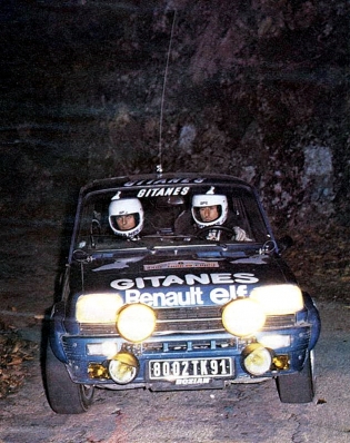 Jean Ragnotti - Jean-Marc Andrie
23º Tour de Corse 1979. Renault 5 Alpine (8002 TK 91). Clasificado 2º.

ANECDOTA
En la última asistencia, de noche, Darniche (que quedó primero en el Rally) y Ragnotti, pararon para salir al último tramo. Cambiaron gomas y salieron en dirección al tramo. 

Al poco de salir, Darniche escuchó un ruido sospechoso al acelerar, un claqueteo como si hubiera picado una biela. Darniche aceleró dos o tres veces más y el claqueteo se repitió.
Pensando que el motor no aguantaría y que perdería un rally más que ganado, paró en una cuneta para echar un vistazo al motor y el R5 de Ragnotti paró detrás. 

Cuando Darniche se apeó del Stratos se encontró a Ragnotti subido al capó trasero del Stratos con una llave inglesa en una mano y con la otra agarrado a la “persiana” trasera del Stratos partiéndose de risa. En el R5 de Ragnotti estaba al volante su copiloto, Jean-Marc Andrie que iluminaba la escena...

Irrepetible Jeannot !

Del 2 al 4 de Noviembre, Ajaccio, Córcega, Francia.
Superficie: asfalto.

El Rally tenia un total de 2040.00 km de los que 1128.90 km divididos en 22 tramos eran especiales.

Se inscribieron 125 equipos, tomaron la salida 112, finalizaron 14.@

Palabras clave: ;Renault;Alpine;Corse;Corcega;1979