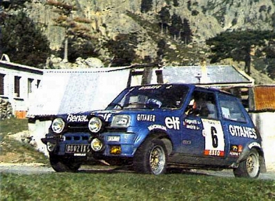 Jean Ragnotti - Jean-Marc Andrie
23º Tour de Corse 1979. Renault 5 Alpine (8002 TK 91). Clasificado 2º.

ANECDOTA
En la última asistencia, de noche, Darniche (que quedó primero en el Rally) y Ragnotti, pararon para salir al último tramo. Cambiaron gomas y salieron en dirección al tramo. 

Al poco de salir, Darniche escuchó un ruido sospechoso al acelerar, un claqueteo como si hubiera picado una biela. Darniche aceleró dos o tres veces más y el claqueteo se repitió.
Pensando que el motor no aguantaría y que perdería un rally más que ganado, paró en una cuneta para echar un vistazo al motor y el R5 de Ragnotti paró detrás. 

Cuando Darniche se apeó del Stratos se encontró a Ragnotti subido al capó trasero del Stratos con una llave inglesa en una mano y con la otra agarrado a la “persiana” trasera del Stratos partiéndose de risa. En el R5 de Ragnotti estaba al volante su copiloto, Jean-Marc Andrie que iluminaba la escena...

Irrepetible Jeannot !

Del 2 al 4 de Noviembre, Ajaccio, Córcega, Francia.
Superficie: asfalto.

El Rally tenia un total de 2040.00 km de los que 1128.90 km divididos en 22 tramos eran especiales.

Se inscribieron 125 equipos, tomaron la salida 112, finalizaron 14.@

Palabras clave: ;Renault;Alpine;Corse;Corcega;1979