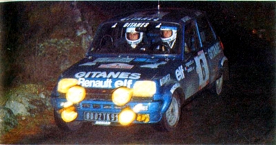 Jean Ragnotti - Jean-Marc Andrie
23º Tour de Corse 1979. Renault 5 Alpine (8002 TK 91). Clasificado 2º.

ANECDOTA
En la última asistencia, de noche, Darniche (que quedó primero en el Rally) y Ragnotti, pararon para salir al último tramo. Cambiaron gomas y salieron en dirección al tramo. 

Al poco de salir, Darniche escuchó un ruido sospechoso al acelerar, un claqueteo como si hubiera picado una biela. Darniche aceleró dos o tres veces más y el claqueteo se repitió.
Pensando que el motor no aguantaría y que perdería un rally más que ganado, paró en una cuneta para echar un vistazo al motor y el R5 de Ragnotti paró detrás. 

Cuando Darniche se apeó del Stratos se encontró a Ragnotti subido al capó trasero del Stratos con una llave inglesa en una mano y con la otra agarrado a la “persiana” trasera del Stratos partiéndose de risa. En el R5 de Ragnotti estaba al volante su copiloto, Jean-Marc Andrie que iluminaba la escena...

Irrepetible Jeannot !

Del 2 al 4 de Noviembre, Ajaccio, Córcega, Francia.
Superficie: asfalto.

El Rally tenia un total de 2040.00 km de los que 1128.90 km divididos en 22 tramos eran especiales.

Se inscribieron 125 equipos, tomaron la salida 112, finalizaron 14.@

Palabras clave: ;Renault;Alpine;Corse;Corcega;1979