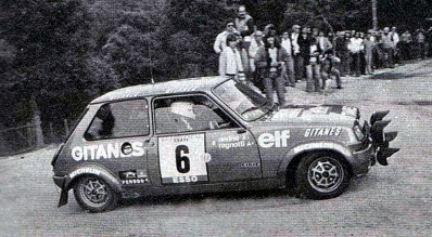 Jean Ragnotti - Jean-Marc Andrie
23º Tour de Corse 1979. Renault 5 Alpine (8002 TK 91). Clasificado 2º.

ANECDOTA
En la última asistencia, de noche, Darniche (que quedó primero en el Rally) y Ragnotti, pararon para salir al último tramo. Cambiaron gomas y salieron en dirección al tramo. 

Al poco de salir, Darniche escuchó un ruido sospechoso al acelerar, un claqueteo como si hubiera picado una biela. Darniche aceleró dos o tres veces más y el claqueteo se repitió.
Pensando que el motor no aguantaría y que perdería un rally más que ganado, paró en una cuneta para echar un vistazo al motor y el R5 de Ragnotti paró detrás. 

Cuando Darniche se apeó del Stratos se encontró a Ragnotti subido al capó trasero del Stratos con una llave inglesa en una mano y con la otra agarrado a la “persiana” trasera del Stratos partiéndose de risa. En el R5 de Ragnotti estaba al volante su copiloto, Jean-Marc Andrie que iluminaba la escena...

Irrepetible Jeannot !

Del 2 al 4 de Noviembre, Ajaccio, Córcega, Francia.
Superficie: asfalto.

El Rally tenia un total de 2040.00 km de los que 1128.90 km divididos en 22 tramos eran especiales.

Se inscribieron 125 equipos, tomaron la salida 112, finalizaron 14.@

Palabras clave: ;Renault;Alpine;Corse;Corcega;1979