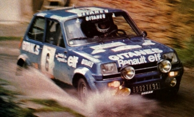 Jean Ragnotti - Jean-Marc Andrie
23º Tour de Corse 1979. Renault 5 Alpine (8002 TK 91). Clasificado 2º.

ANECDOTA
En la última asistencia, de noche, Darniche (que quedó primero en el Rally) y Ragnotti, pararon para salir al último tramo. Cambiaron gomas y salieron en dirección al tramo. 

Al poco de salir, Darniche escuchó un ruido sospechoso al acelerar, un claqueteo como si hubiera picado una biela. Darniche aceleró dos o tres veces más y el claqueteo se repitió.
Pensando que el motor no aguantaría y que perdería un rally más que ganado, paró en una cuneta para echar un vistazo al motor y el R5 de Ragnotti paró detrás. 

Cuando Darniche se apeó del Stratos se encontró a Ragnotti subido al capó trasero del Stratos con una llave inglesa en una mano y con la otra agarrado a la “persiana” trasera del Stratos partiéndose de risa. En el R5 de Ragnotti estaba al volante su copiloto, Jean-Marc Andrie que iluminaba la escena...

Irrepetible Jeannot !

Del 2 al 4 de Noviembre, Ajaccio, Córcega, Francia.
Superficie: asfalto.

El Rally tenia un total de 2040.00 km de los que 1128.90 km divididos en 22 tramos eran especiales.

Se inscribieron 125 equipos, tomaron la salida 112, finalizaron 14.@

Palabras clave: ;Renault;Alpine;Corse;Corcega;1979