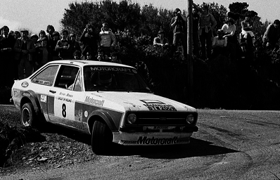 William (Billy) Coleman - Frank O'Donoghue
40º Benson & Hedges Circuit of Ireland 1979. Ford Escort RS 1800 MKII (STW 200R). Clasificado 2º.

Del 13 al 17 de Abril, (Ulster Automobile Club), Irlanda.
Superficie: asfalto.

El Rally estaba dividido en 5 etapas y un total de 1007.61 km cronometrados divididos en 58 tramos especiales.
De los 58 tramos especiales 10 de ellos fueron cancelados.
Todos los de la 2ª etapa (de SS18 a SS24 un total de 109.54 km) mas uno de la 1ª (SS5 Knockmanny Forest de 10.41 km), otro de 4ª (SS45 Brackna de 8.77 km) y uno de la 5ª (SS49 The Poor House 2 de 23.51 km).
Siendo un total de 152.23 km cronometrados anulados.

Tomaron la salida 132 equipos, finalizaron 54.

[b]COPYRIGHT :[/b][url=lesashephotography.com] [b][u]lesashephotography.com.[/u][/b] [/url]
@
Palabras clave: ;Ford;Escort;MKII;Ireland;Irlanda;1979