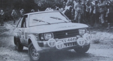 Henri Toivonen - Paul White
29º Lombard Rac Rally 1980. Talbot Lotus Sunbeam (KKV 444V). Clasificado 1º.

Henri tenía 24 años.
Esta victoria supuso entre otras cosas ser el piloto mas joven en ganar una prueba del Mundial de Rallyes, record que mantuvo en su poder durante 28 años, hasta que su compatriota Jari-Matti Latvala le superó al ganar el Rallye de Suecia 2008 con sus 22 años y 313 días.

Del 16 al 19 de Noviembre, Bath, Inglaterra.
Superficie: asfalto - tierra.

El Rally tenia un total de 2896 km de los que 708.09 km divididos en 70 tramos eran especiales, (3 de ellas fueron canceladas SS10 Kilburn de 3.06 Km, SS18 Guisborough de 7.24 Km y SS19 Ingleby de 4.02 Km).

Se inscribieron 150 equipos. tomaron la salida 142, finalizaron 48.@
Palabras clave: Henri_Toivonen;Paul_White;Talbot;Sunbeam;Lotus;Gran_Bretaña;1980;RAC_Rally