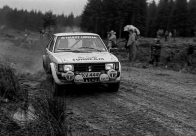 Henri Toivonen - Paul White
29º Lombard Rac Rally 1980. Talbot Lotus Sunbeam (KKV 444V). Clasificado 1º.

Henri tenía 24 años.
Esta victoria supuso entre otras cosas ser el piloto mas joven en ganar una prueba del Mundial de Rallyes, record que mantuvo en su poder durante 28 años, hasta que su compatriota Jari-Matti Latvala le superó al ganar el Rallye de Suecia 2008 con sus 22 años y 313 días.

Del 16 al 19 de Noviembre, Bath, Inglaterra.
Superficie: asfalto - tierra.

El Rally tenia un total de 2896 km de los que 708.09 km divididos en 70 tramos eran especiales, (3 de ellas fueron canceladas SS10 Kilburn de 3.06 Km, SS18 Guisborough de 7.24 Km y SS19 Ingleby de 4.02 Km).

Se inscribieron 150 equipos. tomaron la salida 142, finalizaron 48.@
Palabras clave: Henri_Toivonen;Talbot;Lotus;Inglaterra;1980;RAC_Rally