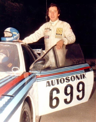 Giro d'Italia Automobilistico 1980
Michele Alboreto - Attilio Bettega - Arnaldo Bernacchini
Lancia Beta Montecarlo Turbo Gr.5 (Martini Racing)
En la foto Attilio Bettega
(Konstantinos 'Elaborus' Papagiannopoulos)
Palabras clave: ;Lancia;Beta;Montecarlo;1980;Giro_Italia_Automobilistico;Personajes