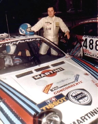 Giro d'Italia Automobilistico 1980
Michele Alboreto - Attilio Bettega - Arnaldo Bernacchini
Lancia Beta Montecarlo Turbo Gr.5 (Martini Racing)
En la foto Attilio Bettega
(Konstantinos 'Elaborus' Papagiannopoulos)
Palabras clave: ;Lancia;Beta;Montecarlo;1980;Giro_Italia_Automobilistico;Personajes