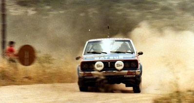 Timo Salonen - Seppo Harjanne
27º Acropolis Rally 1980. Datsun 160J (TKS57TE8013). Clasificado 2º.

Del 26 al 29 de Mayo, Atenas, Grecia.
Superficie: tierra.

El Rally tenia un total de 2743.86 km de los que 964 km divididos en 56 tramos eran especiales, (una de ellas fue cancelada SS55 Railway de 9,20 Km).

Se inscribieron 154 equipos, tomaron la salida 148, finalizaron 37.@
Palabras clave: Timo_Salonen;Acropolis;Grecia;Datsun;1980