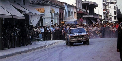 Timo Salonen - Seppo Harjanne
27º Acropolis Rally 1980. Datsun 160J (TKS57TE8013). Clasificado 2º.

Del 26 al 29 de Mayo, Atenas, Grecia.
Superficie: tierra.

El Rally tenia un total de 2743.86 km de los que 964 km divididos en 56 tramos eran especiales, (una de ellas fue cancelada SS55 Railway de 9,20 Km).

Se inscribieron 154 equipos, tomaron la salida 148, finalizaron 37.@
Palabras clave: Timo_Salonen;Acropolis;Grecia;Datsun;1980