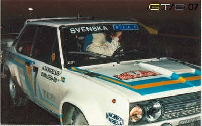 Björn Waldelgard - Hans Thorszelius
48º Rallye Automobile de Monte-Carlo 1980. Fiat 131 Abarth (TO R88538). Clasificado 3º.
Fiat Italia

Del 19 al 25 de Enero, Monte-Carlo.
Superficie: asfalto - nieve.

El Rally tenia un total de 3063.30 km de los que 695.30 km divididos en 33 tramos eran especiales, (4 de ellas fueron canceladas SS17 Pont du Fosse - Romette de 21 Km, SS20 Col du Corobin de 15 Km, SS32 Pont des Miolans - St Auban 2 de 24 Km y SS33 Roquesteron - Boyon 3 de 18 Km).

Se inscribieron 255 equipos, tomaron la salida 237, finalizaron 88.@
Palabras clave: Hans_Thorszelius;Fiat;Abarth;Montecarlo;1980;parque_cerrado
