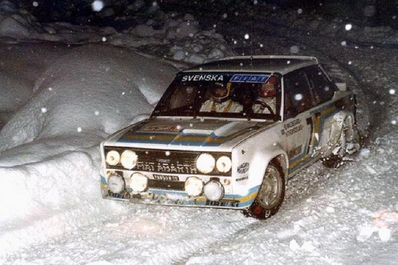 Björn Waldegard - Hans Thorszelius
48º Rallye Automobile de Monte-Carlo 1980. Fiat 131 Abarth (TO R88538). Clasificado 3º.
Fiat Italia

Del 19 al 25 de Enero, Monte-Carlo.
Superficie: asfalto - nieve.

El Rally tenia un total de 3063.30 km de los que 695.30 km divididos en 33 tramos eran especiales, (4 de ellas fueron canceladas SS17 Pont du Fosse - Romette de 21 Km, SS20 Col du Corobin de 15 Km, SS32 Pont des Miolans - St Auban 2 de 24 Km y SS33 Roquesteron - Boyon 3 de 18 Km).

Se inscribieron 255 equipos, tomaron la salida 237, finalizaron 88.@
Palabras clave: Hans_Thorszelius;Fiat;Abarth;Montecarlo;1980;nieve